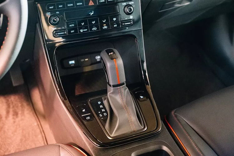 Phiên bản cao hơn có thêm đèn pha/đèn hậu LED, bảng đồng hồ kỹ thuật số và màn hình thông tin giải trí cùng có kích thước 10,25 inch. Thêm vào đó là vô lăng bọc da, ghế thông gió, ghế bọc da tổng hợp và khởi động bằng nút bấm.