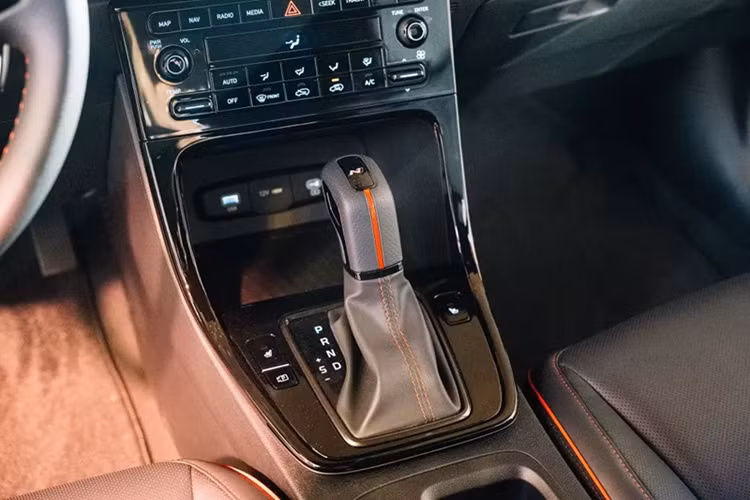 Phiên bản cao hơn có thêm đèn pha/đèn hậu LED, bảng đồng hồ kỹ thuật số và màn hình thông tin giải trí cùng có kích thước 10,25 inch. Thêm vào đó là vô lăng bọc da, ghế thông gió, ghế bọc da tổng hợp và khởi động bằng nút bấm.