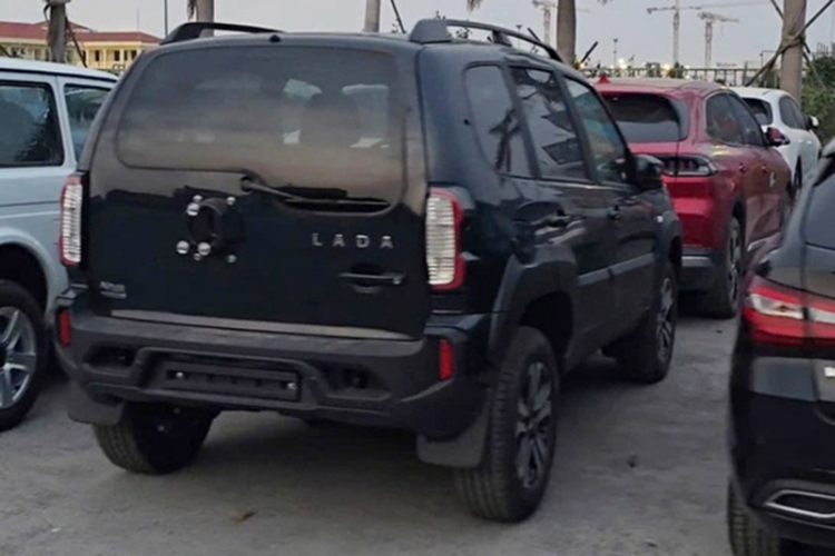 Mặc dù không có đối thủ trực tiếp tại Việt Nam, Niva Travel có thể được ví như “Suzuki Jimny phiên bản lớn”, điều mà thị trường nội địa vẫn còn thiếu vắng. Với giá bán có thể tiệm cận các mẫu SUV hạng A như Toyota Raize, Kia Sonet hay Hyundai Venue, Niva Travel có thể sẽ phải cạnh tranh gián tiếp với nhóm xe đô thị thay vì các SUV truyền thống.