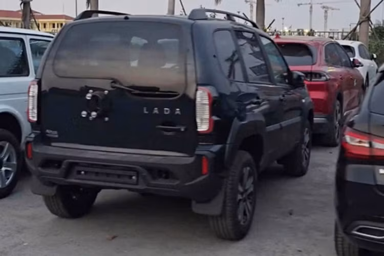 Mặc dù không có đối thủ trực tiếp tại Việt Nam, Niva Travel có thể được ví như “Suzuki Jimny phiên bản lớn”, điều mà thị trường nội địa vẫn còn thiếu vắng. Với giá bán có thể tiệm cận các mẫu SUV hạng A như Toyota Raize, Kia Sonet hay Hyundai Venue, Niva Travel có thể sẽ phải cạnh tranh gián tiếp với nhóm xe đô thị thay vì các SUV truyền thống.