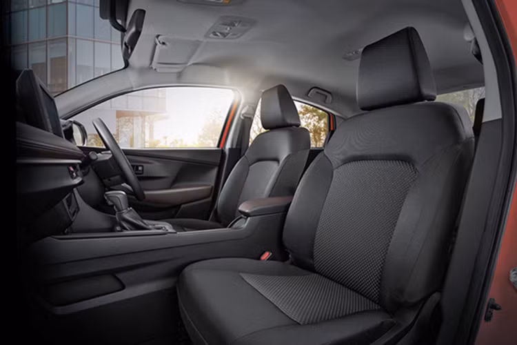 Bên cạnh động cơ tiết kiệm xăng mới, Toyota Vios Hybrid hứa hẹn sẽ sở hữu trang bị tiện nghi và an toàn đầy đủ. Sẽ không bất ngờ nếu xe có những trang bị đáng chú ý như màn hình thông tin giải trí hỗ trợ Apple CarPlay/Android Auto, đèn trang trí nội thất 64 màu