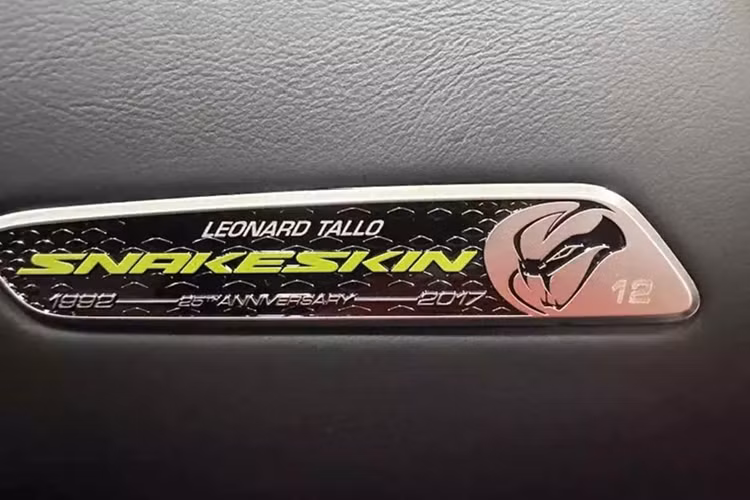 Chiếc xe Dodge Viper ACR Snakeskin ACR Edition đã được gắn lên chiếc biển số 30M-000.12, đây là biển đấu giá với mức trúng chỉ 40 triệu đồng, trước đó, xe mang biển số 51K-980.23.