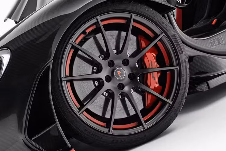 Điều khiến chiếc xe này trở nên đặc biệt không chỉ có tổng công suất kết hợp 916 mã lực và mô-men xoắn 900 Nm, hay khả năng tăng tốc 0-100 km/h trong 2,8 giây, hoặc tốc độ tối đa vượt 321 km/h. Cũng không phải do đây là 1 trong 5 chiếc Carbon Series mà chính là số odo 54 dặm (86,9 km).