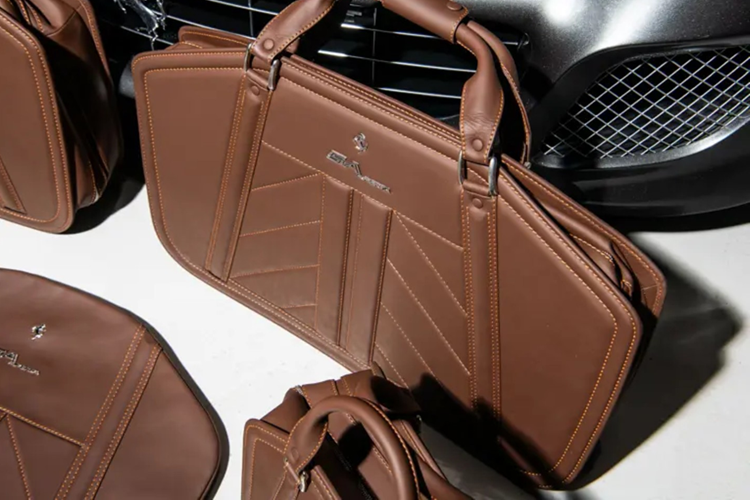 Theo tem cửa sổ đi kèm, chiếc SA Aperta này được phân bổ cho Ferrari Quebec, mặc dù xe được chế tạo cho thị trường Mỹ và giao mới đến California.