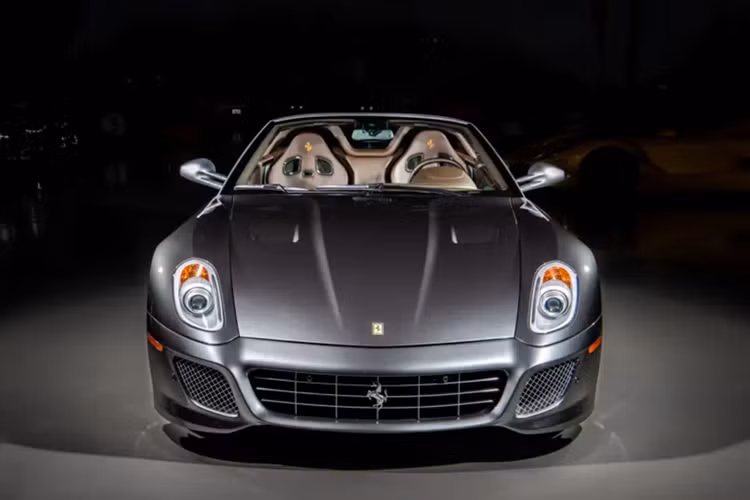 "SA" là viết tắt của Sergio và Andrea Pininfarina (lần lượt là con trai và cháu trai của nhà sáng lập công ty Battista “Pinin” Farina). Trong khi đó, Aperta là một cái tên tự giải thích, ám chỉ thân xe mui trần từ này có nghĩa là “mở” trong tiếng Ý.