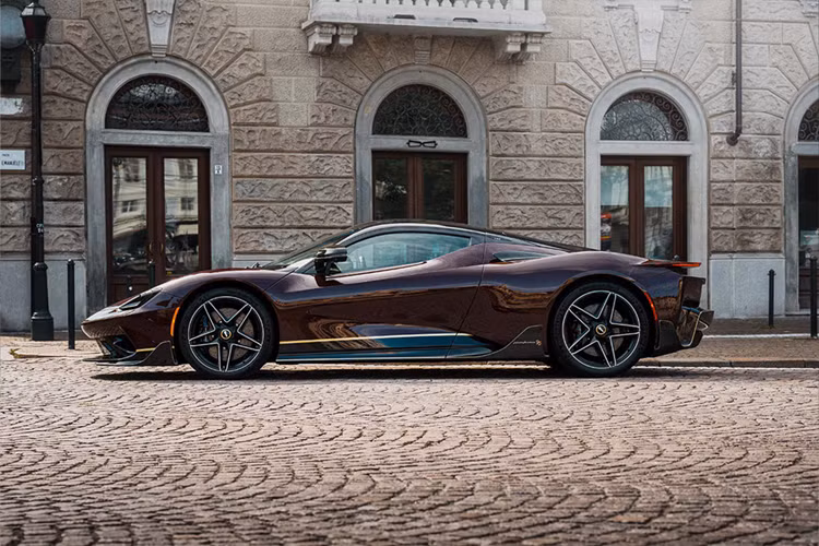 Trước đó, Automobili Pininfarina đã giới thiệu Battista Novantacinque tại Bảo tàng Quốc gia Ô tô ở Turin vào tháng 5. Novantacinque đánh dấu mẫu xe Battista tùy chỉnh cuối cùng và quá trình sản xuất sẽ kế thúc vào cuối năm 2025.