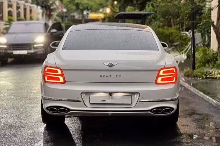 Xe Bentley Flying Spur V8 thế hệ thứ 3 được trang bị hộp số tự động ly hợp kép ZF 8 cấp, nhờ đó, mẫu xe siêu sang đang được chào bán hơn 13 tỷ đồng có thể tăng tốc từ vị trí xuất phát lên 100 km/h trong thời gian chỉ 4,1 giây và đạt vận tốc tối đa 318 km/h.