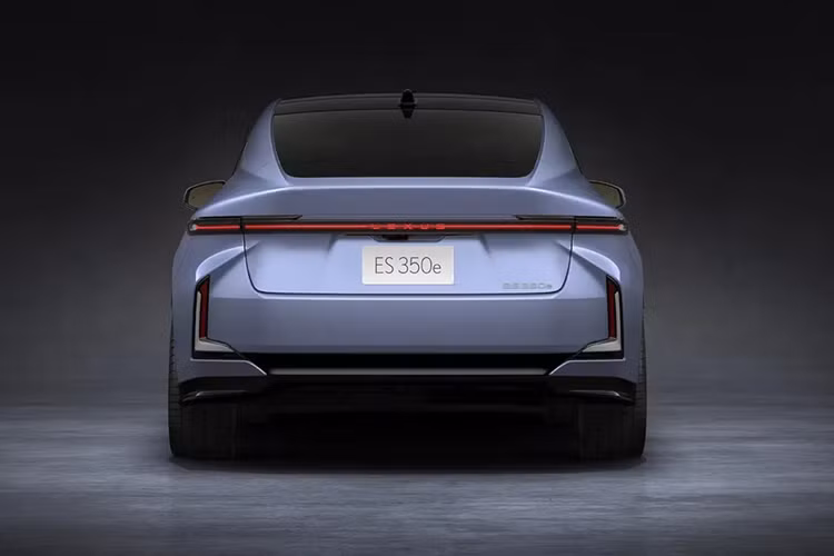 Giá bán và thông số kỹ thuật chi tiết của xe sẽ được công bố vào gần thời điểm ra mắt. Liệu thế hệ mới của Lexus ES có thể làm lung lay vị thế thống trị của các dòng sedan hạng sang châu Âu hay không vẫn còn là dấu hỏi. Tuy nhiên, rõ ràng là Lexus đang dốc toàn lực để làm điều đó.