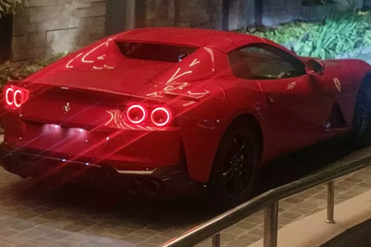 Chiếc Ferrari 812 GTS mới xuất hiện tại Hà Nội có màu đỏ, nhiều khả năng là xe thứ 2 về nước, từng được chào bán với giá trên 23 tỷ đồng, mức giá này còn thương lượng, và khách sẽ được người bán đăng ký giúp biển số.