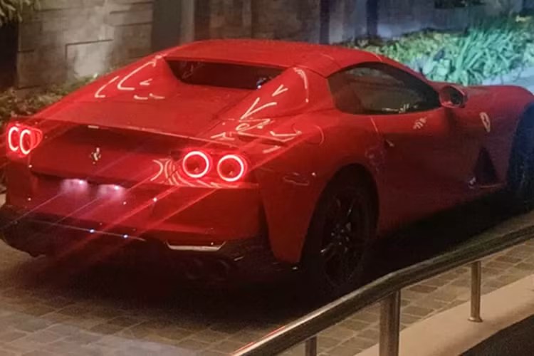Chiếc Ferrari 812 GTS mới xuất hiện tại Hà Nội có màu đỏ, nhiều khả năng là xe thứ 2 về nước, từng được chào bán với giá trên 23 tỷ đồng, mức giá này còn thương lượng, và khách sẽ được người bán đăng ký giúp biển số.
