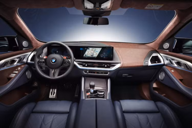 Hệ thống sạc AC của xe được nâng từ 7,4 kW lên 11 kW, đây là bước cải tiến nhỏ nhưng mang tính thực dụng với người dùng plug-in hybrid. BXM 2026 cũng được nâng cấp nhẹ về ngoại thất. Xe có hiệu ứng đèn chào mừng ban đêm được tinh chỉnh, giúp tăng tính kịch tính khi tiếp cận xe.