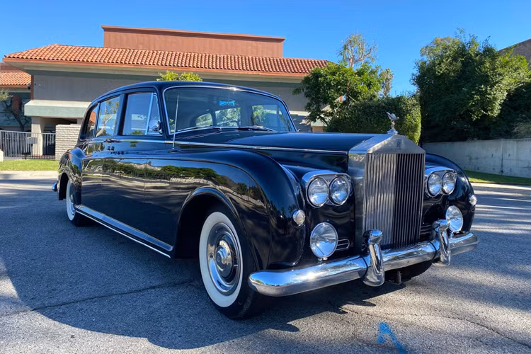 Năm 1968, thế hệ mới Phantom VI ra mắt, với 374 chiếc được sản xuất. Ban đầu, xe dùng động cơ V8 6.2L, nhưng đến năm 1979, dung tích tăng lên 6.75L. Hộp số 4 cấp ban đầu được thay bằng hộp số 3 cấp với bộ chuyển đổi mô-men xoắn.