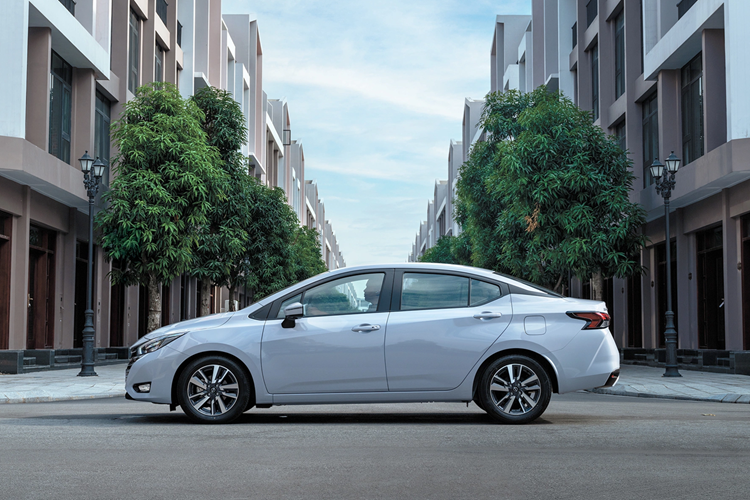 Trong khi đó, Hyundai Accent được hãng hỗ trợ 100% lệ phí trước bạ. Riêng Mitsubishi Attrage được hãng hỗ trợ từ 50% đến 100% lệ phí trước bạ, tùy phiên bản. Tiếp theo là dòng xe bán tải Nissan Navara với ưu đãi 50% lệ phí trước bạ ở hai bản EL 2WD và EL 2WD Nâng cấp.