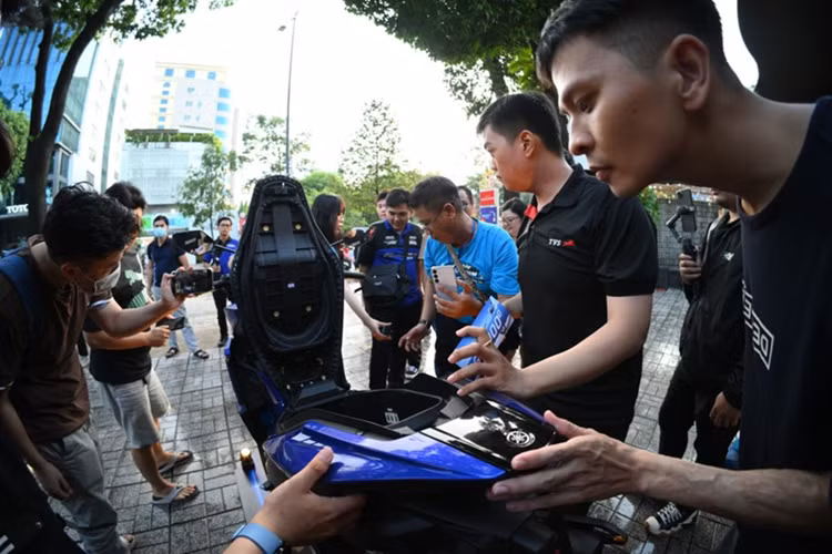 Động cơ này sản sinh công suất 15,4 mã lực tại tua máy 8.000 vòng/phút. Điểm nâng cấp quan trọng nhất nằm ở hộp số vô cấp điều khiển điện tử YECVT, thay vì chỉ dựa vào lực ly tâm như hộp số CVT truyền thống, hệ thống mới bổ sung một mô-tơ điện nhỏ để điều khiển nồi trước.