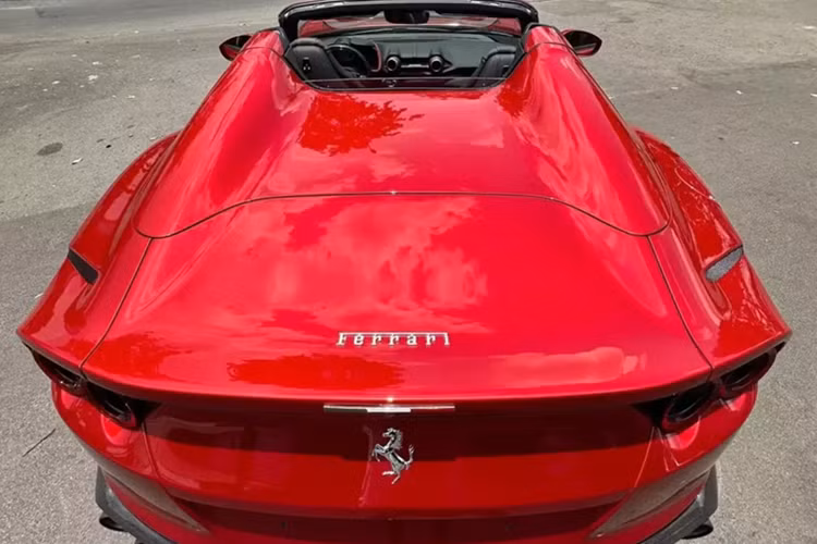Tại thời điểm ra mắt, siêu xe mui trần Ferrari 812 GTS có giá bán trên 450.000 đô la, tương đương 10,5 tỷ đồng nhưng hiện tại, các xe cũ đã đều tăng giá từ 100.000 đô la đến 250.000 đô la, tùy theo độ mới, xe có option ra sao.