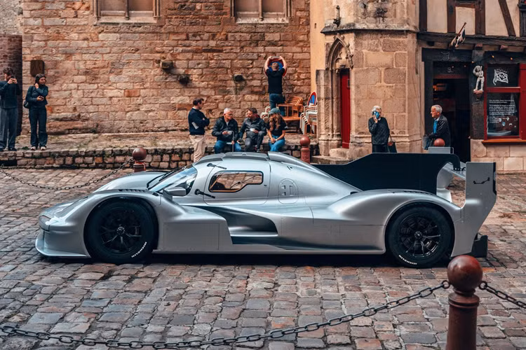 Thay vì tổ chức buổi tiệc ra mắt theo phong cách riêng tư thì siêu xe Porsche 963 RSP được giới thiệu trên đường, gần trường đua Circuit de la Sarthe "Le Mans" lịch sử, bên cạnh huyền thoại Porsche 917 "Count Rossi".