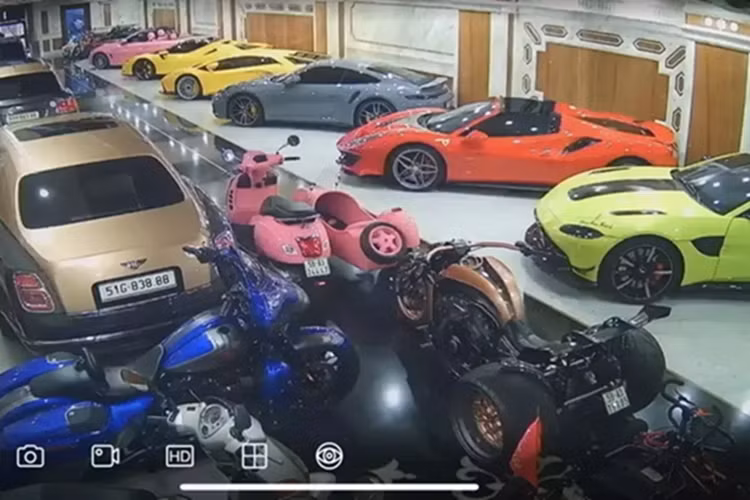 Theo chúng tôi tìm hiểu, đại lý bán chiếc siêu xe megcar Koenigsegg Regera này cho dân chơi Hải Dương với giá chỉ 2,9 triệu đô la, tương đương 68 tỷ đồng, và khi lăn bánh ở Campuchia, nhiều khả năng xe có giá không tới 100 tỷ đồng.