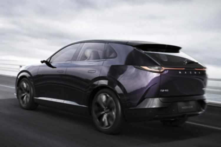 Các nút vật lý được tối giản, thay vào đó là điều khiển cảm ứng và giọng nói. Ngoài ra, xe còn có màn hình HUD 3D 100 inch không cần kính hỗ trợ, có khả năng điều chỉnh theo chuyển động mắt người lái và có thể sử dụng như màn hình giải trí khi xe đỗ.