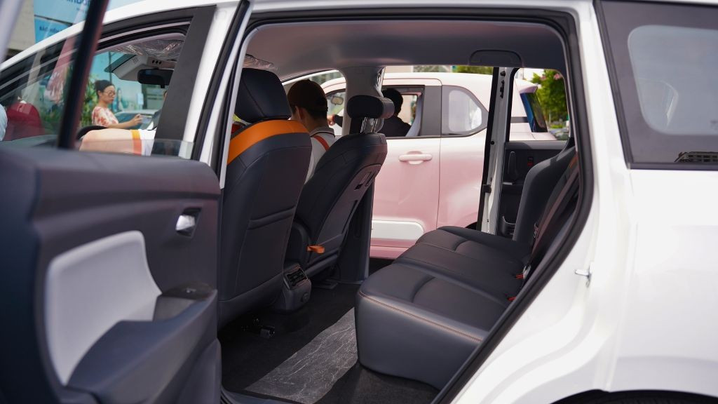 Một điểm nổi bật về thiết kế là cửa trượt điện phía sau bên phải, cho phép hành khách ra vào an toàn, đặc biệt ở khu vực đông xe. Cửa bên trái vẫn mở kiểu truyền thống. Dù thuộc phân khúc MPV hạng B, Bestune NAT chỉ bố trí 5 chỗ ngồi thay vì 7, với triết lý thiết kế đề cao sự rộng rãi và tiện nghi. Hàng ghế sau có tựa tay gập gọn, khoảng để chân thoáng.