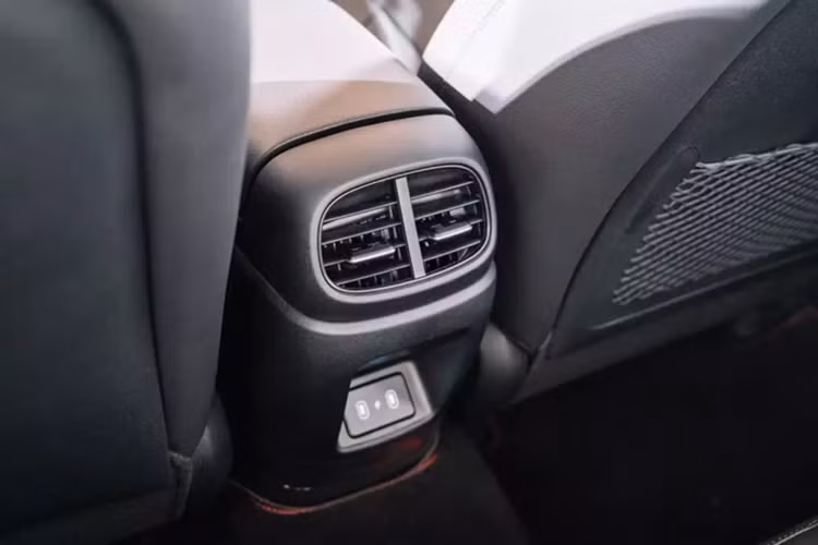 Trong khi đó, 2 bản HEV GLS và Premium sử dụng hệ truyền động hybrid, bao gồm máy xăng 1.6L, kết hợp với mô-tơ điện và pin lithium-ion, cho tổng công suất 141 mã lực cùng mô-men xoắn cực đại 265 Nm. 2 bản này dùng hộp số tự động ly hợp kép 6 cấp.