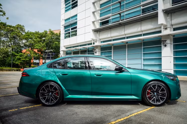 Hệ thống âm thanh động cơ được mô phỏng qua BMW IconicSounds Electric kết hợp cùng ống xả M Sport, tạo trải nghiệm lái đậm chất thể thao. BMW M5 G90 được trang bị hệ thống treo trước tay đòn kép và treo sau liên kết 5 điểm, đi kèm hệ thống treo thích ứng M với 3 chế độ: Comfort, Sport và Sport Plus.