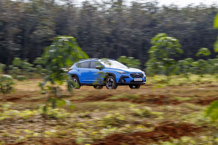 Subaru Crosstrek được áp dụng chính sách bảo hành 5 năm và không giới hạn số km cho xe. Riêng pin trên Subaru Crosstrek e-Boxer Hybrid được bảo hành 8 năm hoặc 160.000 km, tuỳ điều kiện nào đến trước.