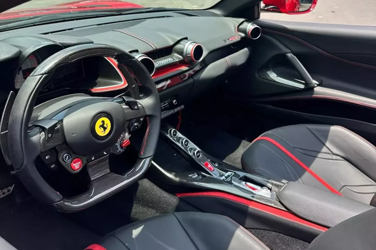 Siêu xe mui trần Ferrari 812 GTS đầu tiên có mặt tại Hà Nội có thể xem là một ân huệ mà hãng xe Ý dành cho các khách hàng của họ. Trên các phiên bản cao cấp trước đó như Ferrari 599 GTB hay Ferrari F12 Berlinetta đều không có phiên bản mui trần sản xuất thương mại.