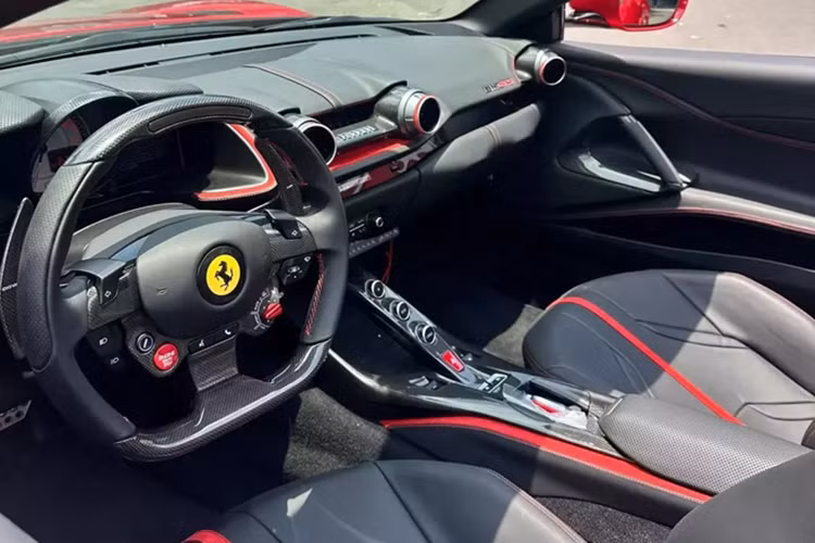 Siêu xe mui trần Ferrari 812 GTS đầu tiên có mặt tại Hà Nội có thể xem là một ân huệ mà hãng xe Ý dành cho các khách hàng của họ. Trên các phiên bản cao cấp trước đó như Ferrari 599 GTB hay Ferrari F12 Berlinetta đều không có phiên bản mui trần sản xuất thương mại.