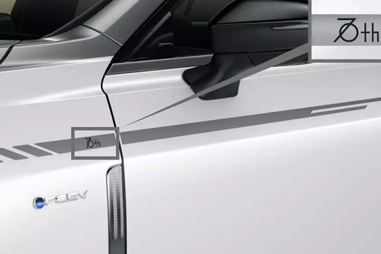 Cả hai phiên bản đều được trang bị mâm hợp kim 20 inch sơn đen nhám. Bản Crown Special Edition Z “The 70th” có thêm tùy chọn decal bên hông mang biểu tượng "70th" thể hiện tinh thần kỷ niệm.