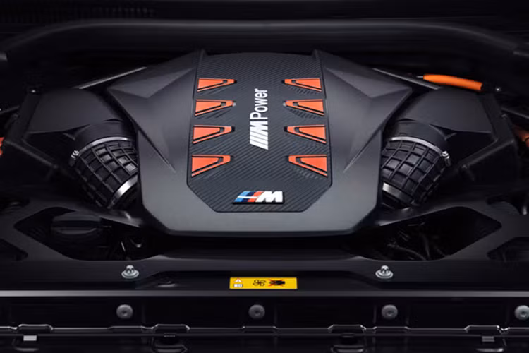 Trong lần ra mắt XM 2026, BMW còn bắt tay với DJ huyền thoại người Anh Carl Cox để sáng tạo bản nhạc từ chính âm thanh động cơ V8 và tiếng hệ thống khởi động. “Bản nhạc của hiệu suất” không chỉ là một dự án âm nhạc PR đơn thuần, mà là thông điệp khẳng định chất nghệ sĩ và táo bạo mà BMW muốn gắn liền với XM – một mẫu xe vốn luôn bị nghi ngờ về "tính cách".