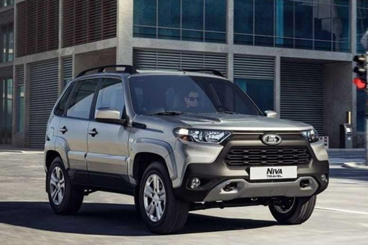 Phiên bản cao cấp hơn của Niva – Lada Niva Travel được cải tiến về thiết kế ngoại thất, nâng cấp nội thất và vẫn giữ động cơ 1.7L cùng hệ dẫn động 4 bánh toàn thời gian. Tuy nhiên, trọng lượng nặng hơn và thiết kế khí động học chưa tối ưu khiến mẫu xe này tiêu tốn nhiều nhiên liệu hơn, đặc biệt trong môi trường đô thị.