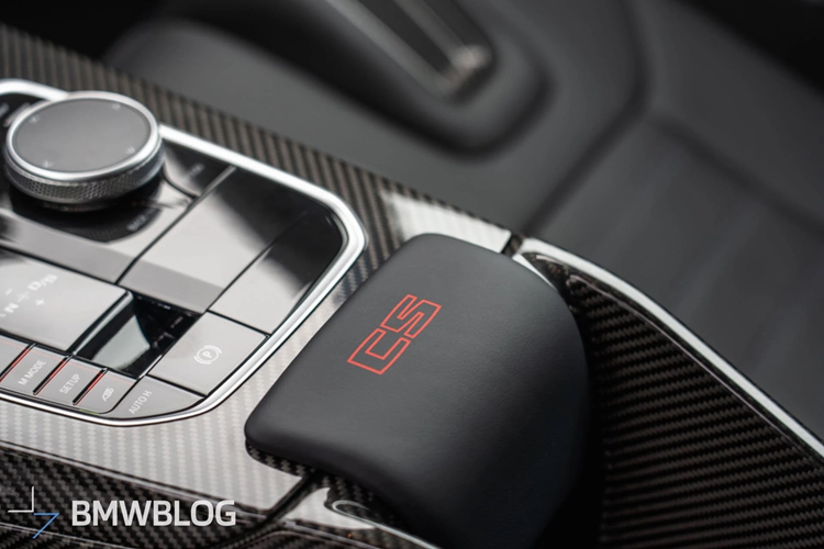 Nội thất M2 CS với ghế đua làm từ carbon (M Carbon Bucket Seats) bọc da Merino màu đen, với điểm nhấn M và huy hiệu CS. Vô lăng bọc Alcantara và có vạch đỏ ở vị trí 12 giờ. Dây an toàn M và bệ cửa bên khắc dòng chữ "M2 CS" nhấn mạnh sự đặc biệt của xe.