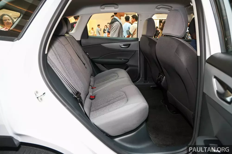 Đúng theo truyền thống của xe Trung Quốc, MG S5 EV 2025 sở hữu trang bị tiêu chuẩn khá đầy đủ với đèn pha LED, dải đèn LED định vị ban ngày hình cờ đua, đèn hậu LED kéo dài có tạo hình đôi cánh, mâm hợp kim 17 inch, ghế bọc nỉ, phanh tay điện tử