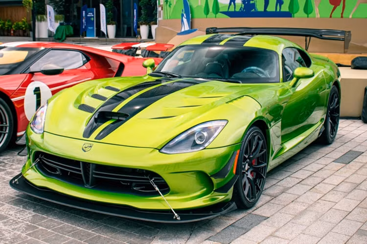Rất có thể ông chủ showroom siêu xe ở quận 5 đã cho chiếc xe Dodge Viper ACR bản Snakeskin ACR Edition dạo phố để làm nóng máy sau 9 tháng trưng bày ở đây, lần gần nhất người ta nhìn thấy xe lăn bánh trên đường phố là tại sự kiện Gumball 3000 năm ngoái.