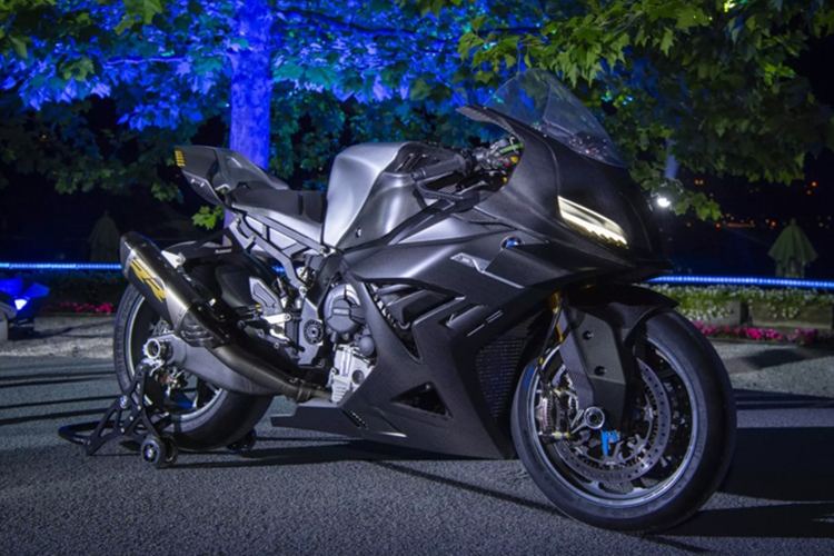 BMW Concept RR hoàn toàn mới là bản xem trước cho thế hệ superbike mới của hãng, hội tụ thiết kế khí động học, công nghệ đỉnh cao và vật liệu siêu nhẹ. Concept RR được BMW định vị là cột mốc quan trọng trong hành trình phát triển dòng mô tô thể thao hiệu suất cao.