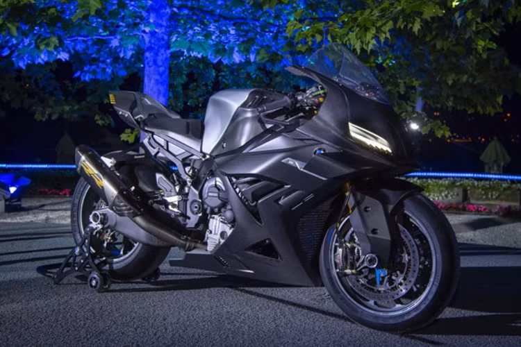 BMW Concept RR hoàn toàn mới là bản xem trước cho thế hệ superbike mới của hãng, hội tụ thiết kế khí động học, công nghệ đỉnh cao và vật liệu siêu nhẹ. Concept RR được BMW định vị là cột mốc quan trọng trong hành trình phát triển dòng mô tô thể thao hiệu suất cao.