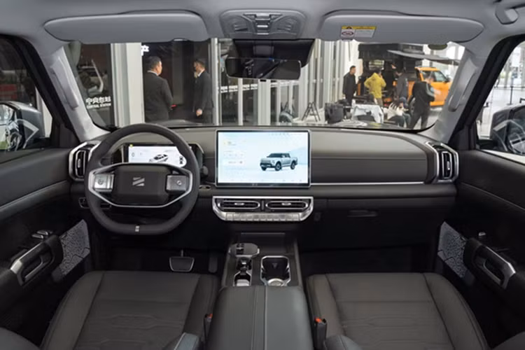 Chưa dừng ở đó, mẫu xe bán tải dành cho thị trường ô tô lớn nhất thế giới còn được trang bị radar siêu âm, camera 360 độ với chế độ “nắp ca-pô trong suốt”, cho phép người lái quan sát dưới gầm và 4 camera HD hỗ trợ hệ thống lái bán tự động cấp độ 2.