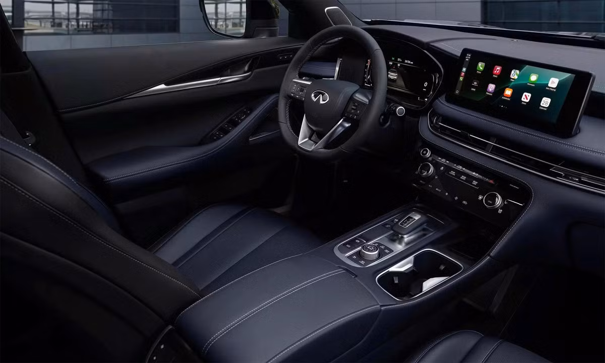 Trang bị bên trong gồm ghế trước chỉnh điện 8 hướng, tích hợp sưởi, vô-lăng có sưởi bọc da, điều hòa 3 vùng độc lập, sạc không dây và hệ thống âm thanh 9 loa. Giá bán cho bản Sport khởi điểm từ 61.700 USD.