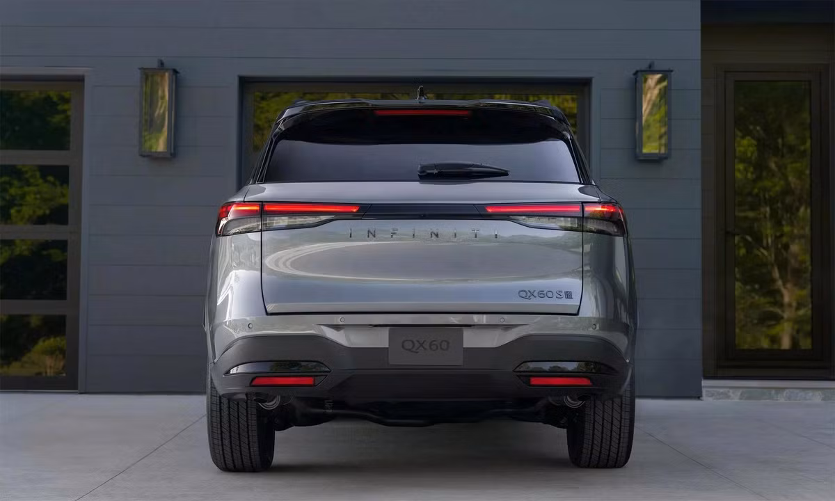 Nổi bật trong danh mục sản phẩm năm nay là phiên bản QX60 Sport, hướng đến khách hàng trẻ hoặc người dùng ưa phong cách thể thao. Bản này có phần đầu xe đặc trưng với lưới tản nhiệt dạng lưới tổ ong màu đen, cùng viền đèn, gương chiếu hậu, thanh nóc và hốc bánh đều phủ màu tối. Vành hợp kim 20 inch sơn đen bóng càng làm nổi bật vẻ cứng cáp.