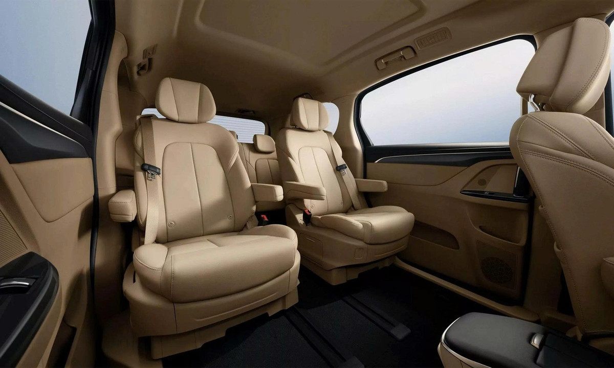 Ngoài ra, GL8 mới còn được trang bị nhận diện giọng nói nâng cấp, điều khiển điều hòa từ xa, và túi khí rèm bên bao phủ toàn bộ chiều dài cabin, tăng độ an toàn cho hành khách.