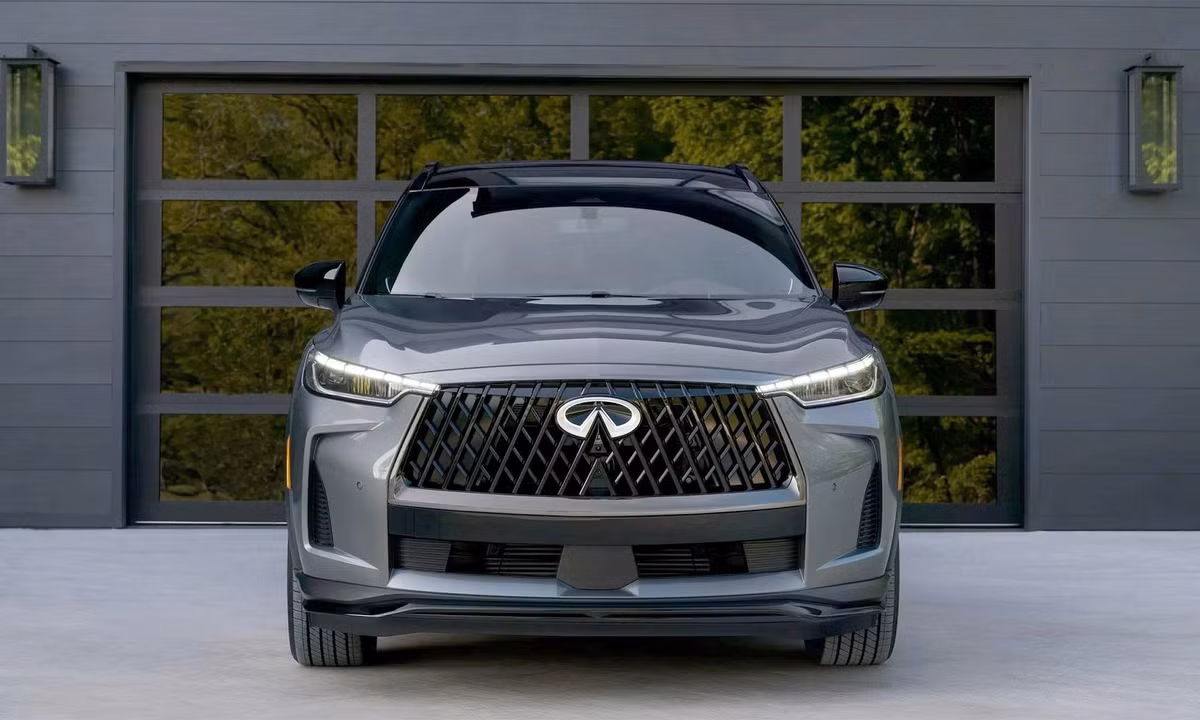 QX60 2026 giữ nguyên phong cách sang trọng vốn có, nhưng được làm mới ở một số chi tiết ngoại thất. Logo Infiniti phía trước nay có khả năng phát sáng, tạo điểm nhấn nhận diện về đêm. Lưới tản nhiệt thiết kế lại, cụm đèn pha LED mảnh hơn tích hợp dải LED ban ngày kiểu kỹ thuật số. Cản trước và sau được tái thiết kế, giúp tổng thể xe trông thanh thoát nhưng vẫn chắc chắn.