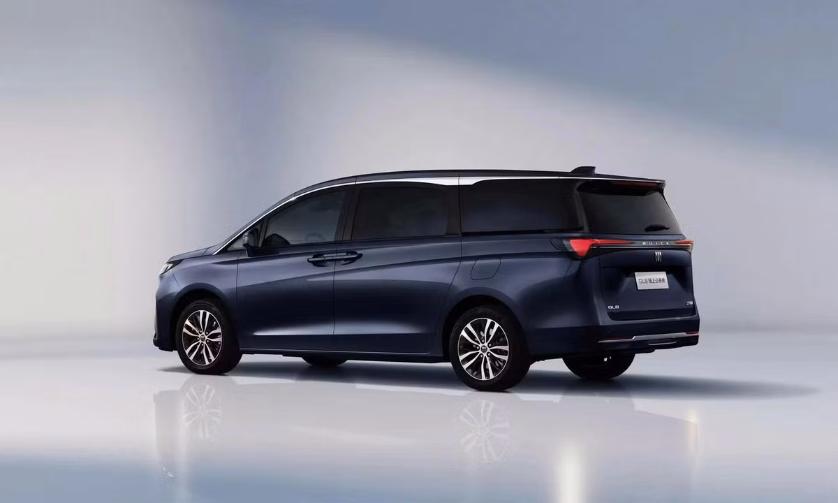 Cửa trượt điện hai bên, kính tối màu cho hàng ghế sau, cửa sổ trời và bộ mâm hợp kim 17 inch giúp chiếc MPV trông sang trọng và tiện dụng hơn trong nhiều tình huống di chuyển đô thị. Phía sau, cụm đèn hậu LED được thiết kế liền mạch, tạo dấu ấn thị giác khi di chuyển ban đêm.