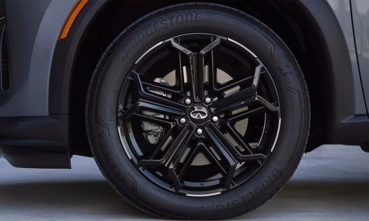 Infiniti QX60 2026 được trang bị gói an toàn chủ động ADAS gồm: phanh khẩn cấp tự động, cảnh báo điểm mù, hỗ trợ giữ làn, và cảnh báo phương tiện cắt ngang khi lùi, tất cả đều là trang bị tiêu chuẩn.