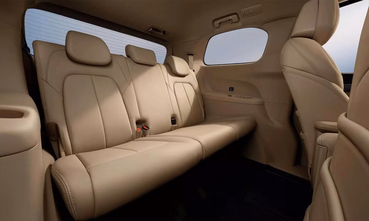 Ngoài ra, GL8 mới còn được trang bị nhận diện giọng nói nâng cấp, điều khiển điều hòa từ xa, và túi khí rèm bên bao phủ toàn bộ chiều dài cabin, tăng độ an toàn cho hành khách. Ngoài ra, hàng ghế thứ ba có thể gập gọn hoàn toàn giúp mở rộng khoang hành lý, vốn đã có dung tích linh hoạt từ 521 đến 1.650 lít.