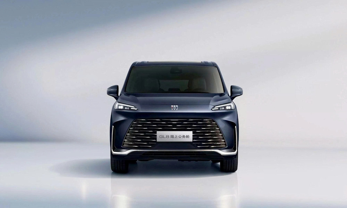 Buick GL8 2026 được tinh chỉnh lại hoàn toàn phần ngoại thất, áp dụng ngôn ngữ thiết kế “Pure” hiện đại của hãng. Phần đầu xe nổi bật với mặt ca-lăng mở rộng, cụm đèn pha LED mảnh hơn, cùng lưới tản nhiệt dạng tầng tạo cảm giác bề thế.