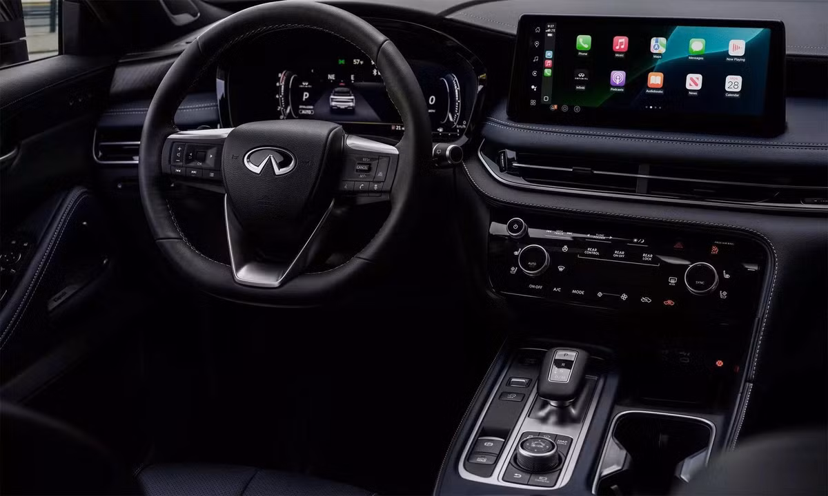 Khoang cabin của QX60 2026 được nâng cấp với màn hình đôi 12,3 inch, tích hợp hệ sinh thái Google bao gồm Google Maps, Google Play và Google Assistant. Toàn bộ ghế được bọc da TailorFit mới, riêng bản cao cấp nhất sử dụng da cao cấp có chức năng sưởi và làm mát.