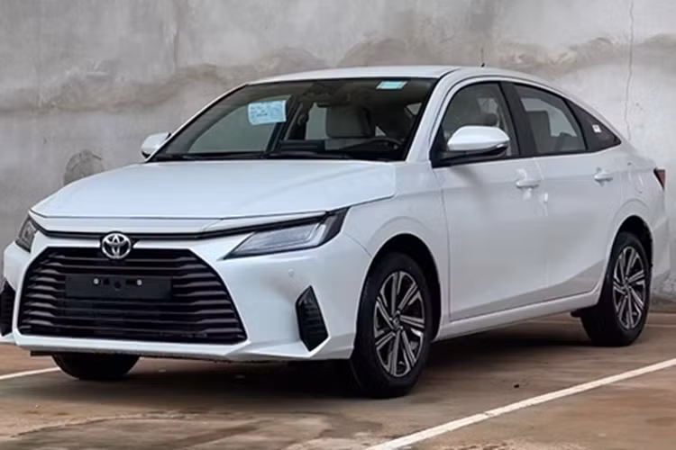 Theo đó, Toyota Vios Hybrid sẽ chính thức ra mắt tại thị trường Thái Lan vào tháng 8/2025 tới đây. Mẫu xe này được cho là sẽ sử dụng hệ truyền động hybrid mới với động cơ xăng 4 xi-lanh, dung tích 1.5L. Nhiều khả năng động cơ của Toyota Vios Hybrid sẽ dùng chung với người anh em Yaris Cross.