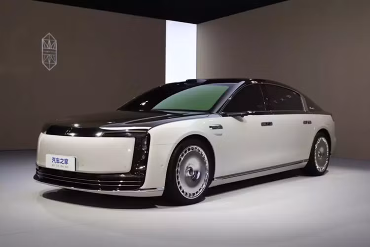 Huawei và JAC Motors đã chính thức ra mắt mẫu sedan hạng sang đầu bảng Maextro S800 tại Trung Quốc. Xe có giá dao động từ 708.000 - 1.018.000 nhân dân tệ (khoảng 2,47 - 3,56 tỷ đồng). Đây là mẫu xe nhắm đến những đối thủ như Mercedes-Maybach S-Class.