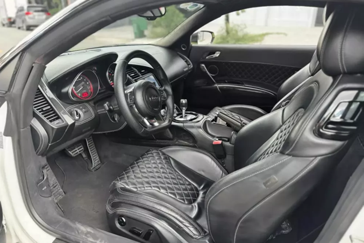 Người mua chiếc xe Audi R8 này cũng là doanh nhân đứng sau nhiều vụ mua bán siêu xe, xe thể thao hay xe cổ nổi tiếng trong thời gian gần đây. Hiện chiếc xe Audi R8 này đang được chào bán lại với giá hơn 2 tỷ đồng, xe sẽ sớm được mang ra Hà Nội.