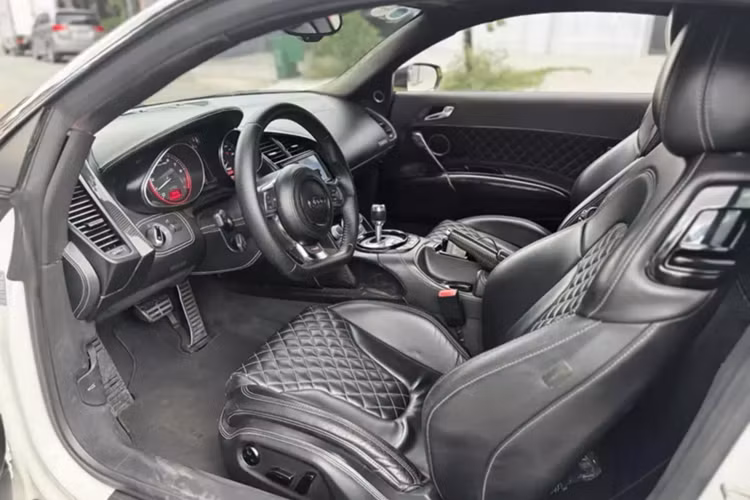 Người mua chiếc xe Audi R8 này cũng là doanh nhân đứng sau nhiều vụ mua bán siêu xe, xe thể thao hay xe cổ nổi tiếng trong thời gian gần đây. Hiện chiếc xe Audi R8 này đang được chào bán lại với giá hơn 2 tỷ đồng, xe sẽ sớm được mang ra Hà Nội.